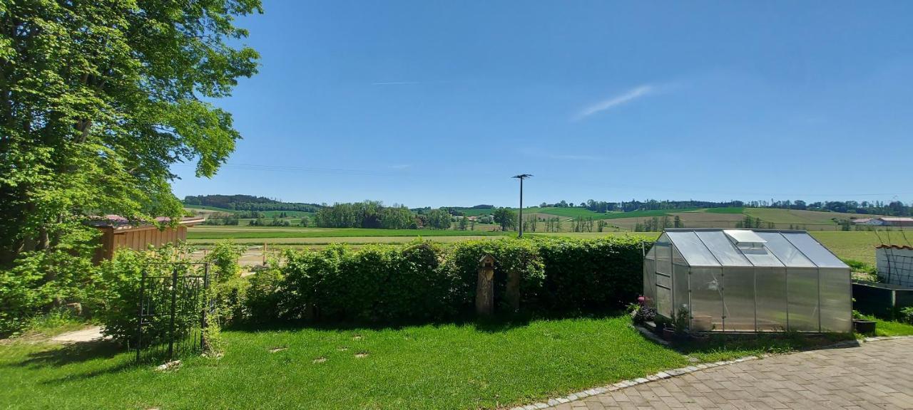 Ruhig Gelegene Ferienwohnung Im Gruenen Mit Terrasse Und Kleinem Garten Rotthalmuenster Exterior photo