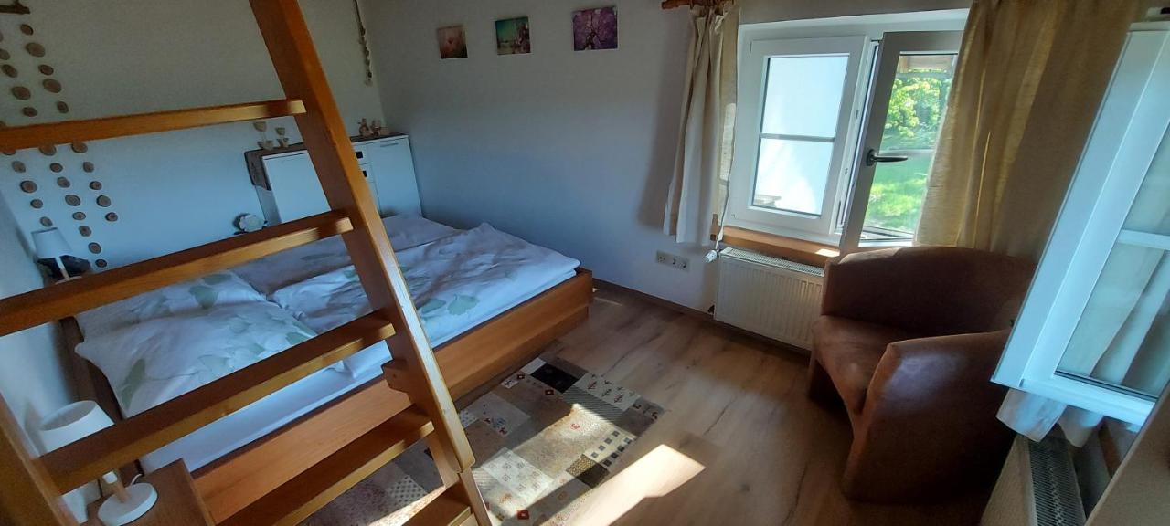 Ruhig Gelegene Ferienwohnung Im Gruenen Mit Terrasse Und Kleinem Garten Rotthalmuenster Exterior photo